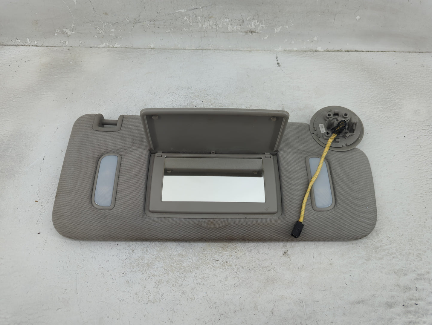 2011 Chevrolet Traverse Sun Visor Shade Replacement Passenger Right Mirror Fits OEM Used Auto Parts - Oemusedautoparts1.com