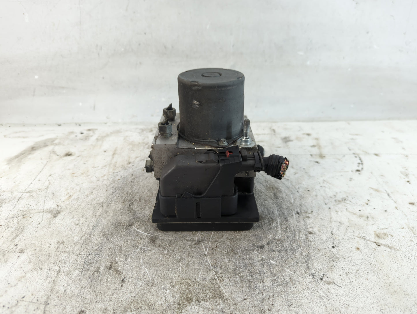 2011 Chevrolet Traverse ABS Pump Control Module Replacement P/N:25840315 MC2, 265 230 111 01 Fits OEM Used Auto Parts - Oemu