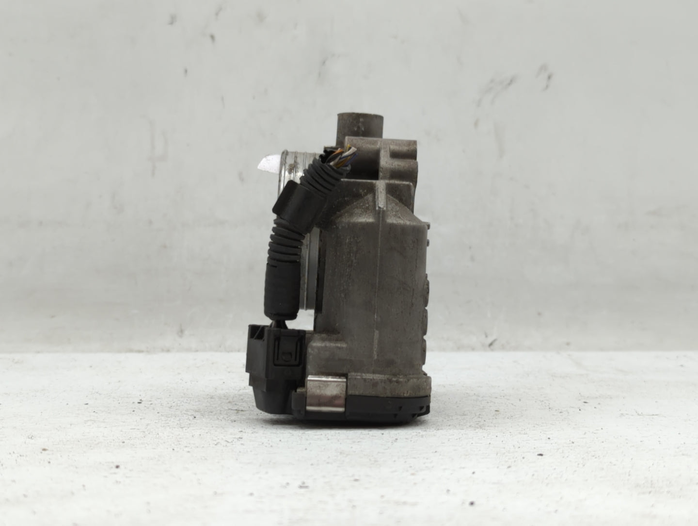 2011 Chevrolet V30 Throttle Body P/N:30711552 Fits OEM Used Auto Parts - Oemusedautoparts1.com
