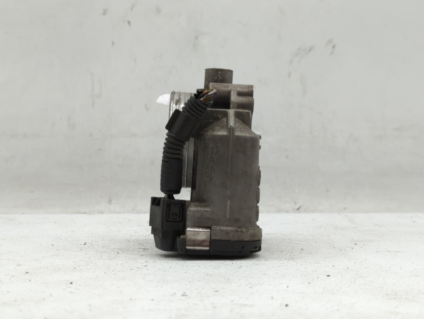 2011 Chevrolet V30 Throttle Body P/N:30711552 Fits OEM Used Auto Parts - Oemusedautoparts1.com