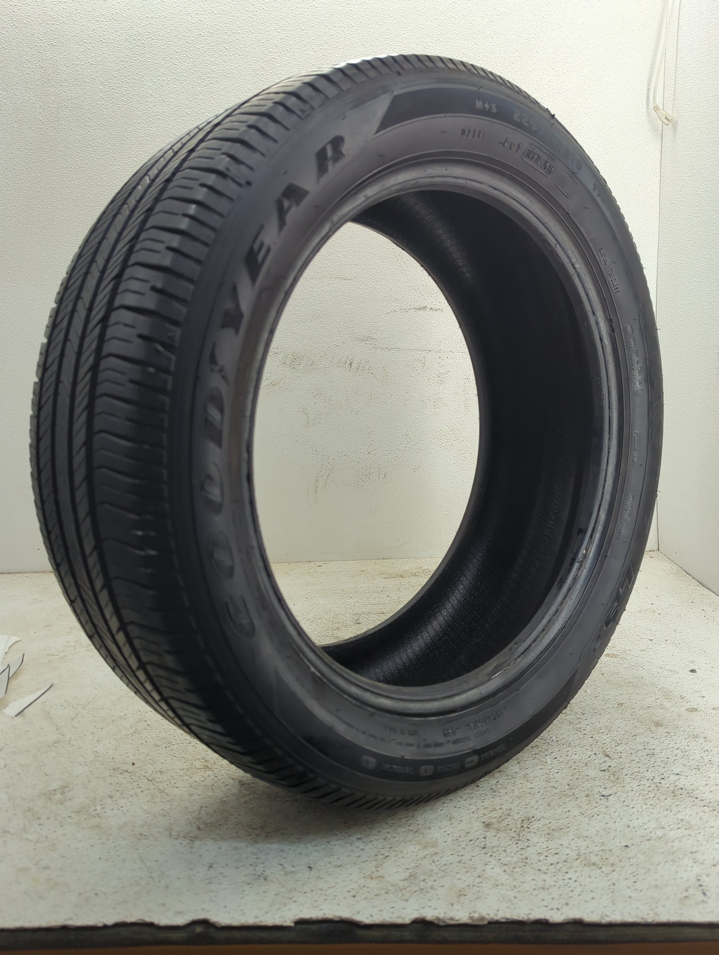 Used Tire 225/50R18 GOOD YEAR EAGLE LS2 95H - Tread Depth 10/32 - Oemusedautoparts1.com