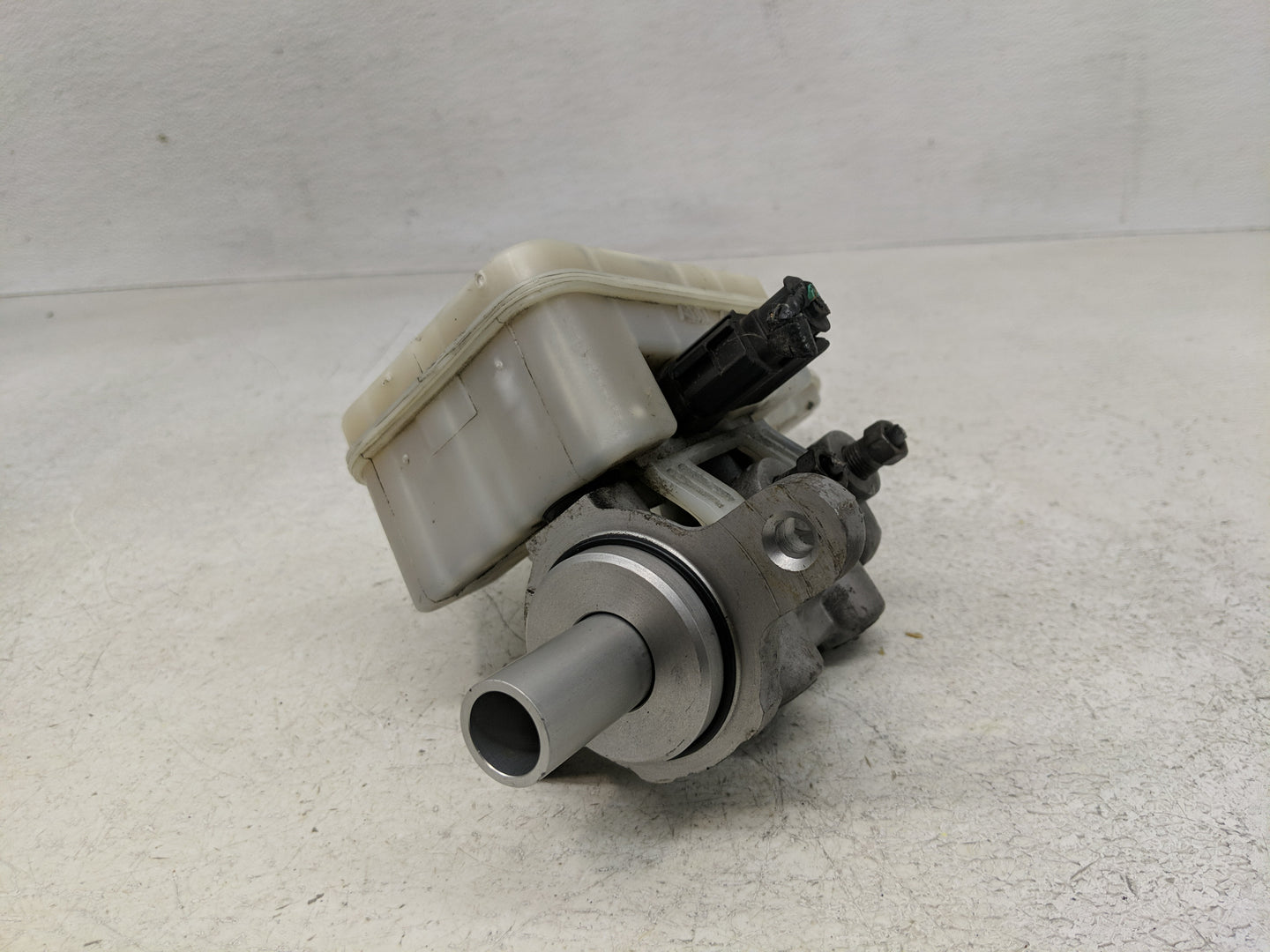 2011 Chrysler 200 Brake Master Cylinder - Oemusedautoparts1.com