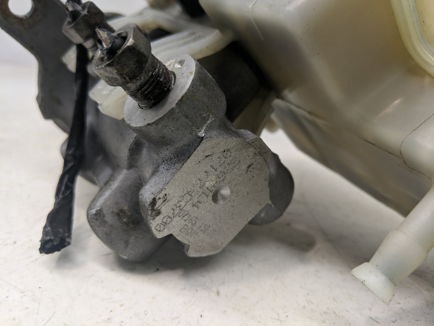 2011-2014 Chrysler 200 Brake Master Cylinder - Oemusedautoparts1.com