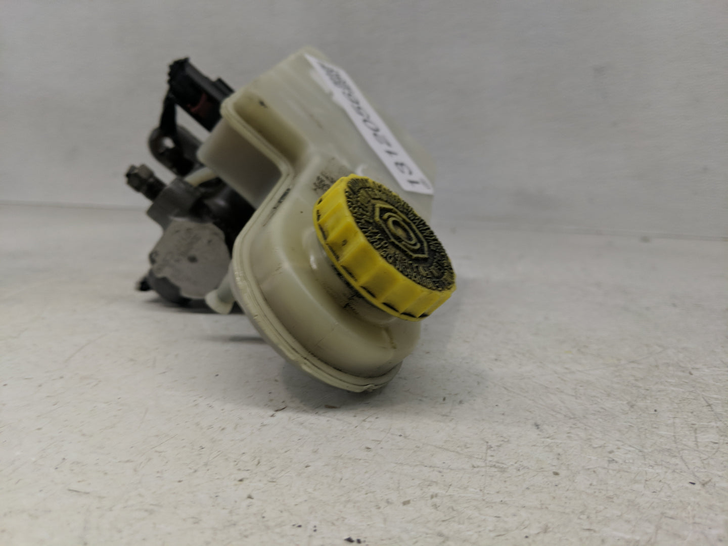 2011-2014 Chrysler 200 Brake Master Cylinder - Oemusedautoparts1.com