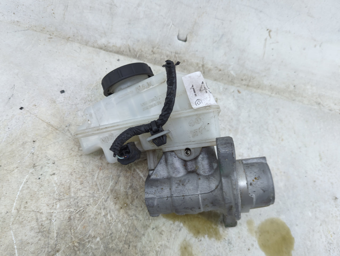 2011-2014 Chrysler 200 Brake Master Cylinder 1496568 - Oemusedautoparts1.com