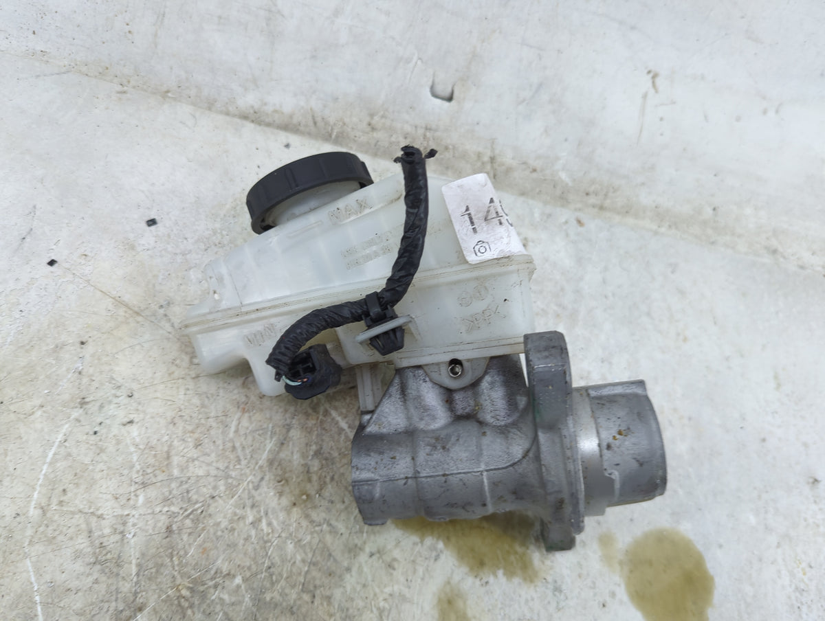 2011-2014 Chrysler 200 Brake Master Cylinder 1496568 - Oemusedautoparts1.com