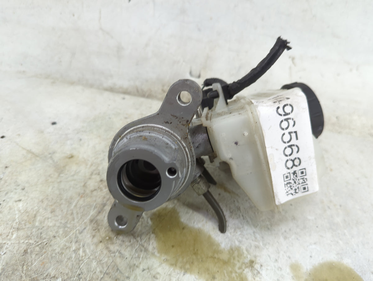 2011-2014 Chrysler 200 Brake Master Cylinder 1496568 - Oemusedautoparts1.com
