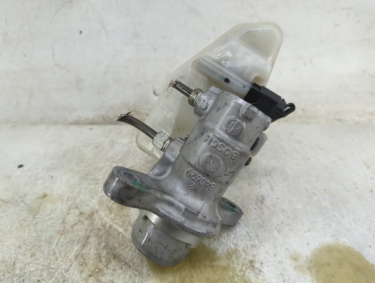 2011-2014 Chrysler 200 Brake Master Cylinder 1496568 - Oemusedautoparts1.com