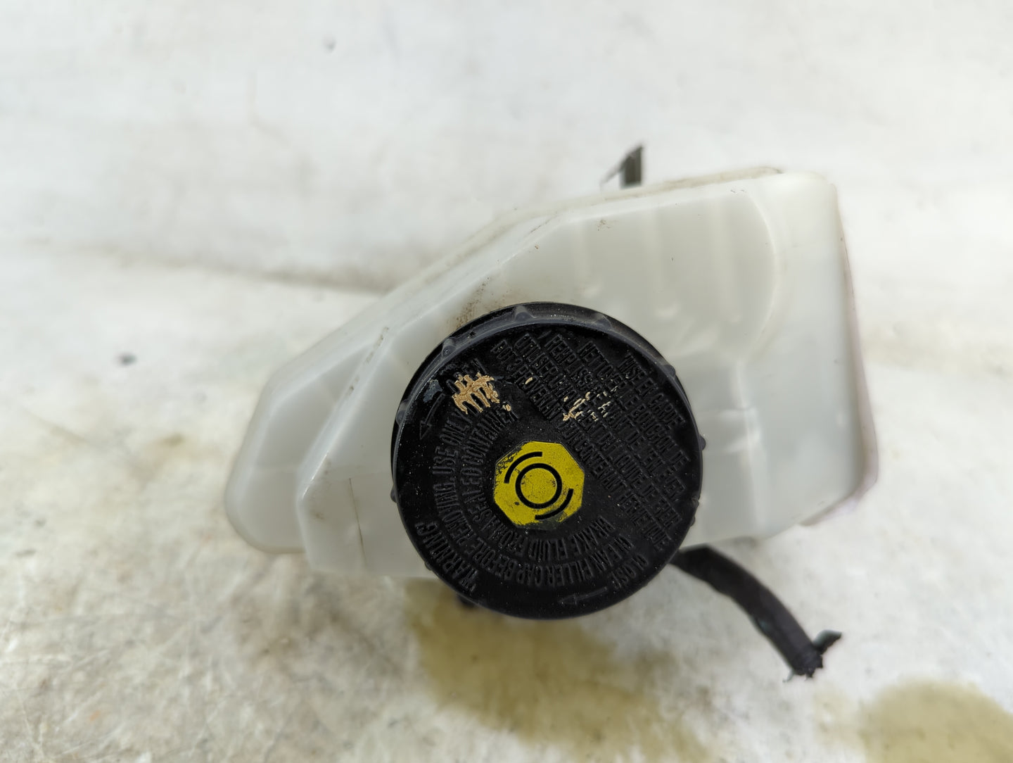 2011-2014 Chrysler 200 Brake Master Cylinder 1496568 - Oemusedautoparts1.com