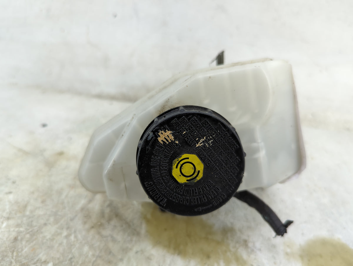 2011-2014 Chrysler 200 Brake Master Cylinder 1496568 - Oemusedautoparts1.com