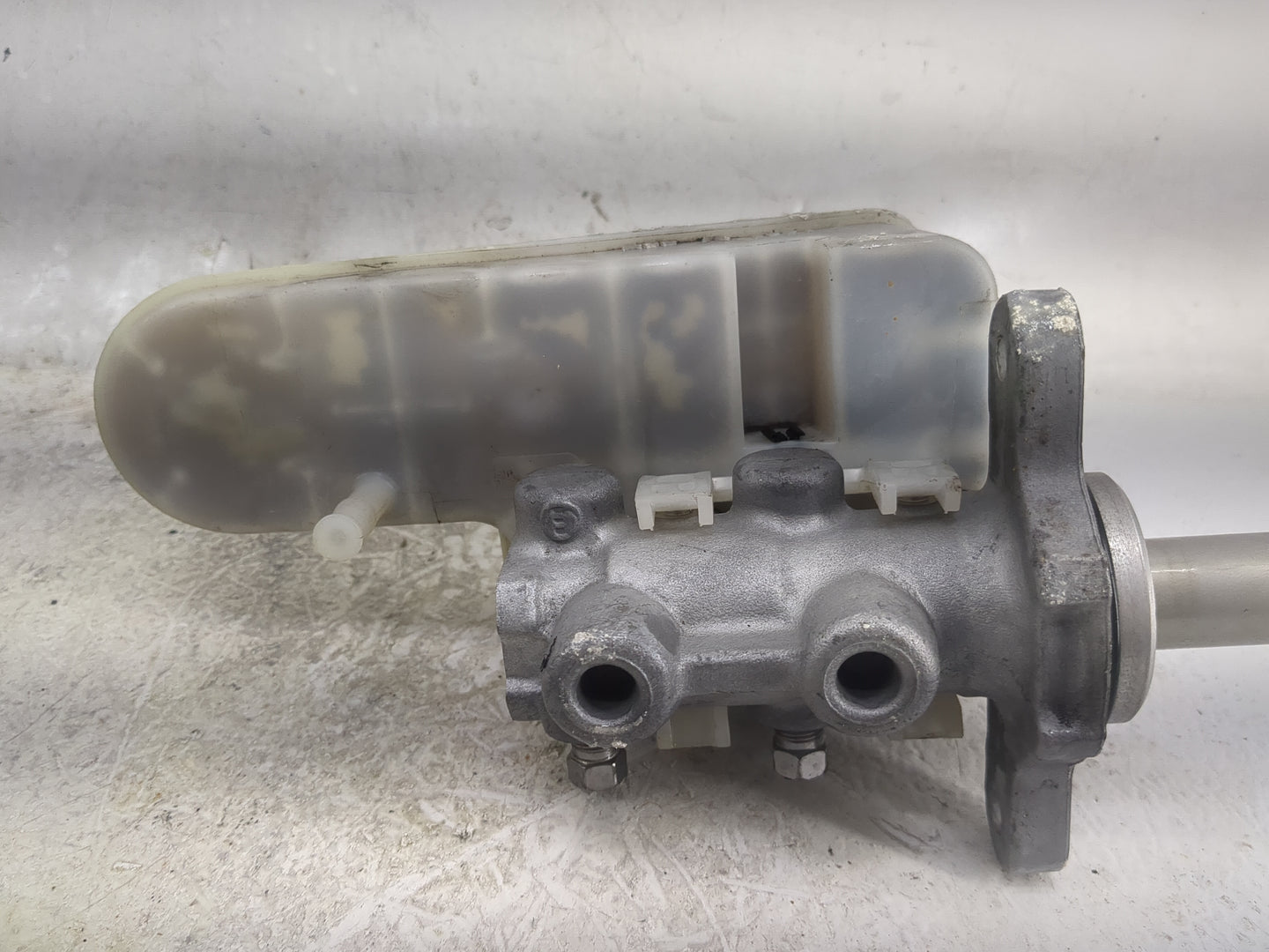 2011 Chrysler 200 Brake Master Cylinder - Oemusedautoparts1.com