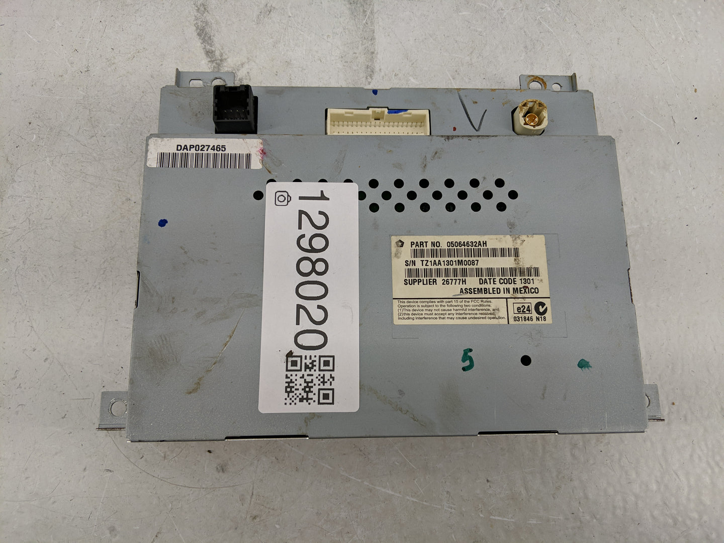 2011-2014 Chrysler 300 Information Display Screen - Oemusedautoparts1.com