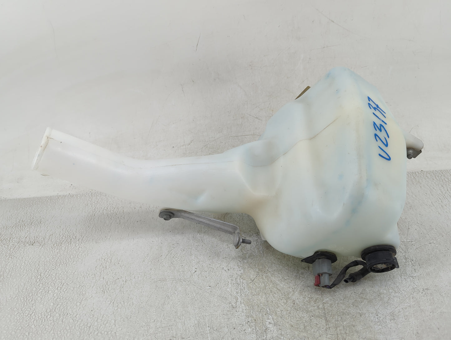 2011-2022 Chrysler 300 Windshield Washer Fluid Reservoir Bottle Oem - Oemusedautoparts1.com