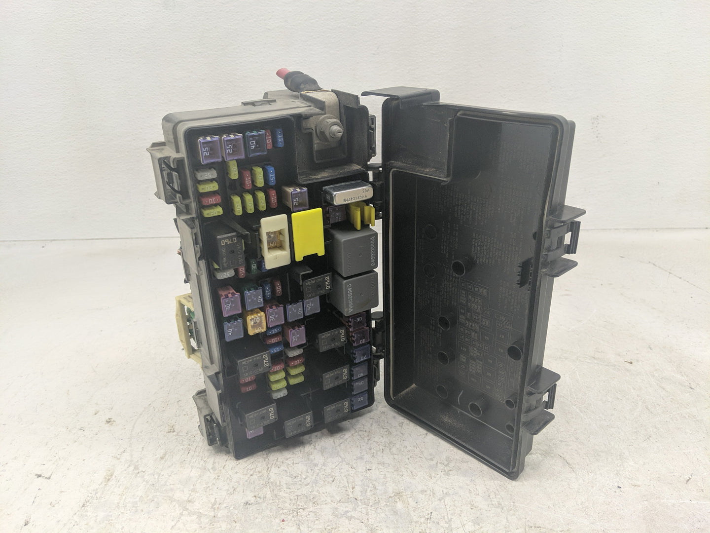 2011-2011 Chrysler Town & Country Fusebox Fuse Box Relay Module Tipm - Oemusedautoparts1.com