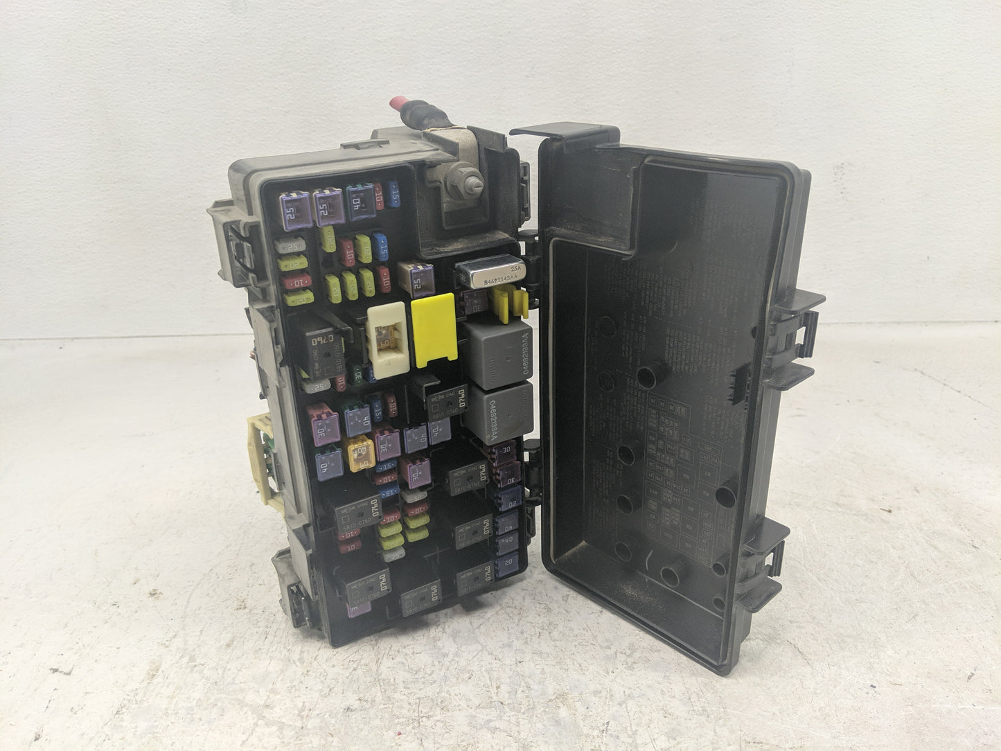 2011-2011 Chrysler Town & Country Fusebox Fuse Box Relay Module Tipm - Oemusedautoparts1.com