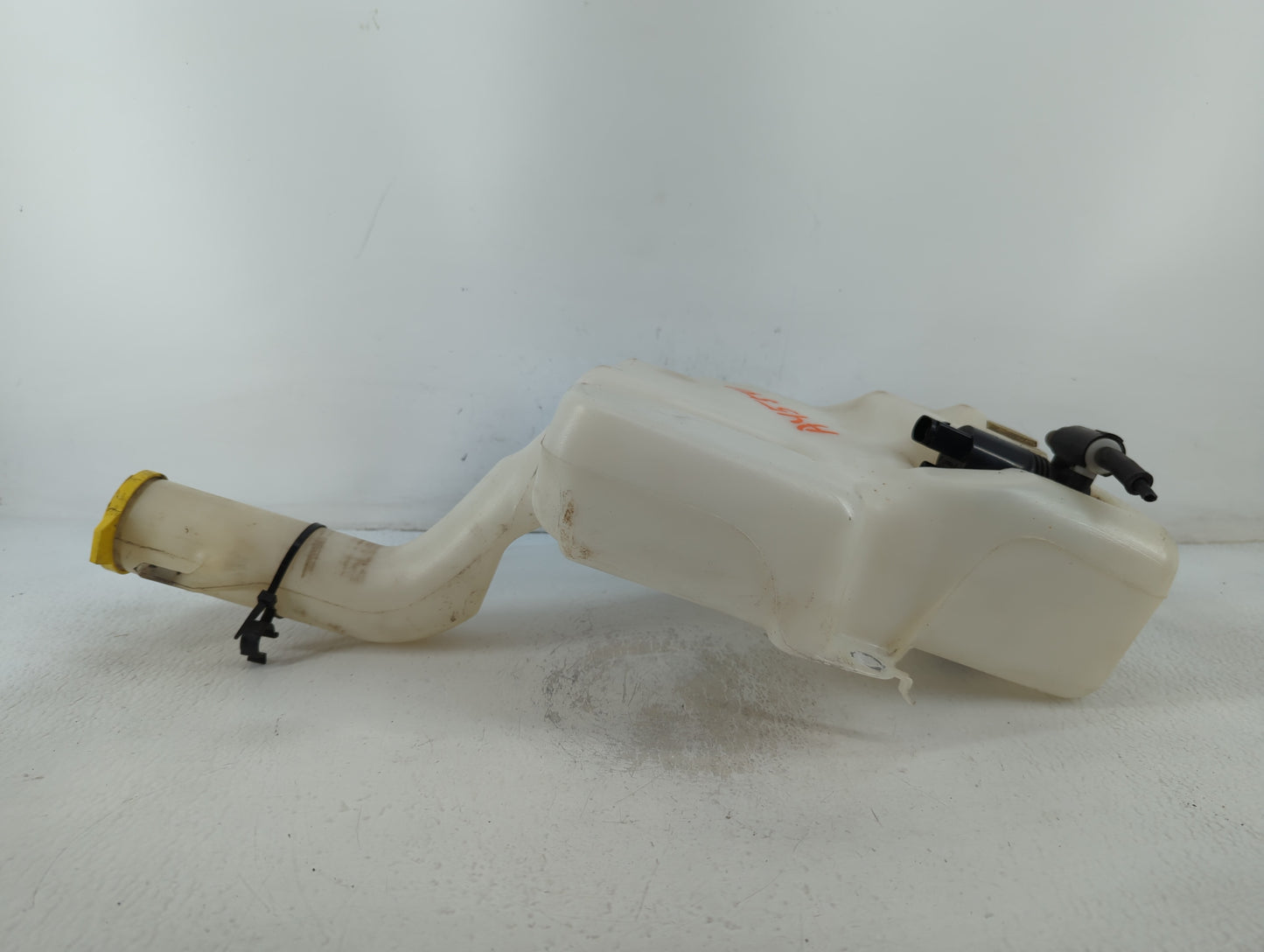 2011 Chrysler Town & Country Windshield Washer Fluid Reservoir Bottle Oem - Oemusedautoparts1.com