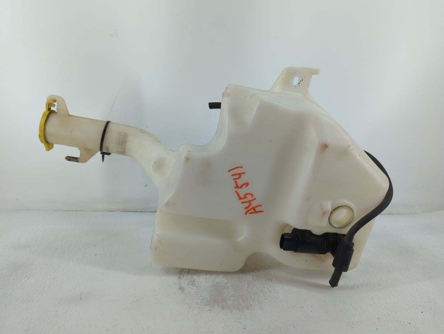 2011 Chrysler Town & Country Windshield Washer Fluid Reservoir Bottle Oem - Oemusedautoparts1.com