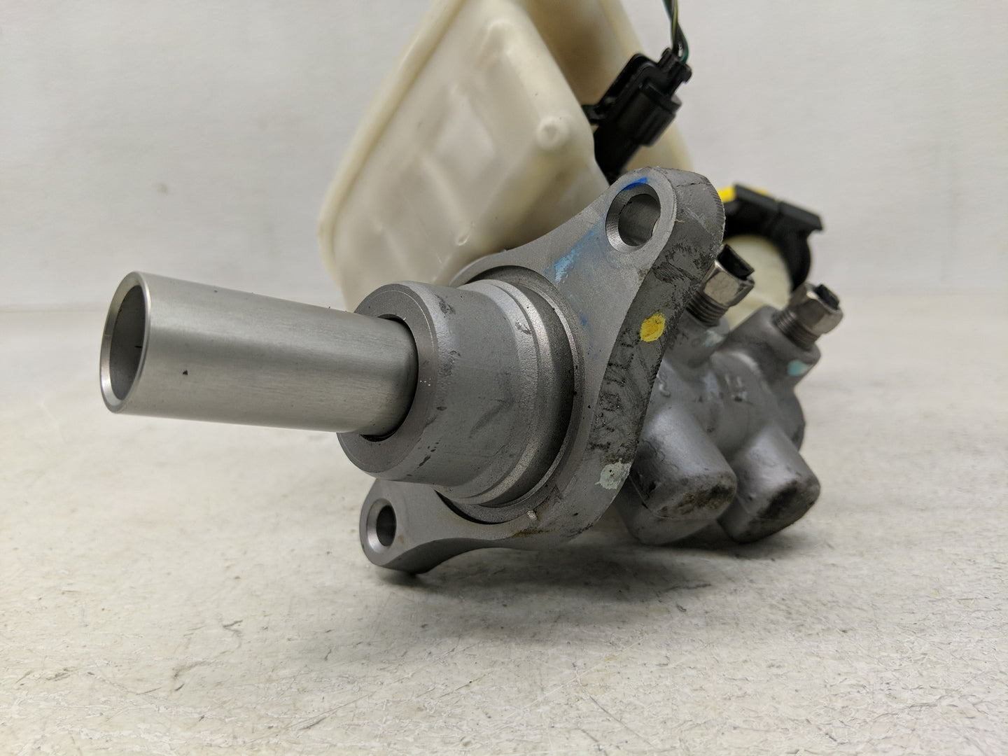 2007-2012 Dodge Caliber Brake Master Cylinder 1300376 - Oemusedautoparts1.com