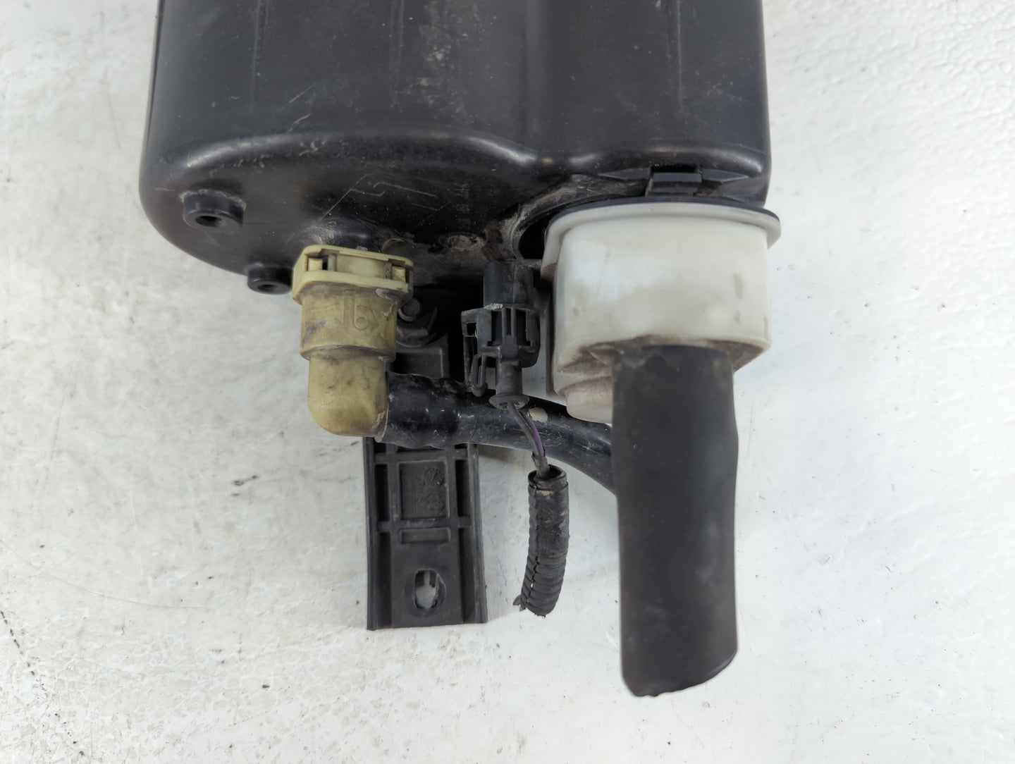 2011 Dodge Caliber Fuel Vapor Charcoal Canister 915822 - Oemusedautoparts1.com