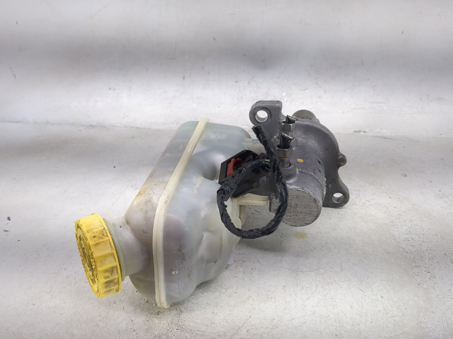 Dodge Caravan Brake Master Cylinder 1492066 - Oemusedautoparts1.com