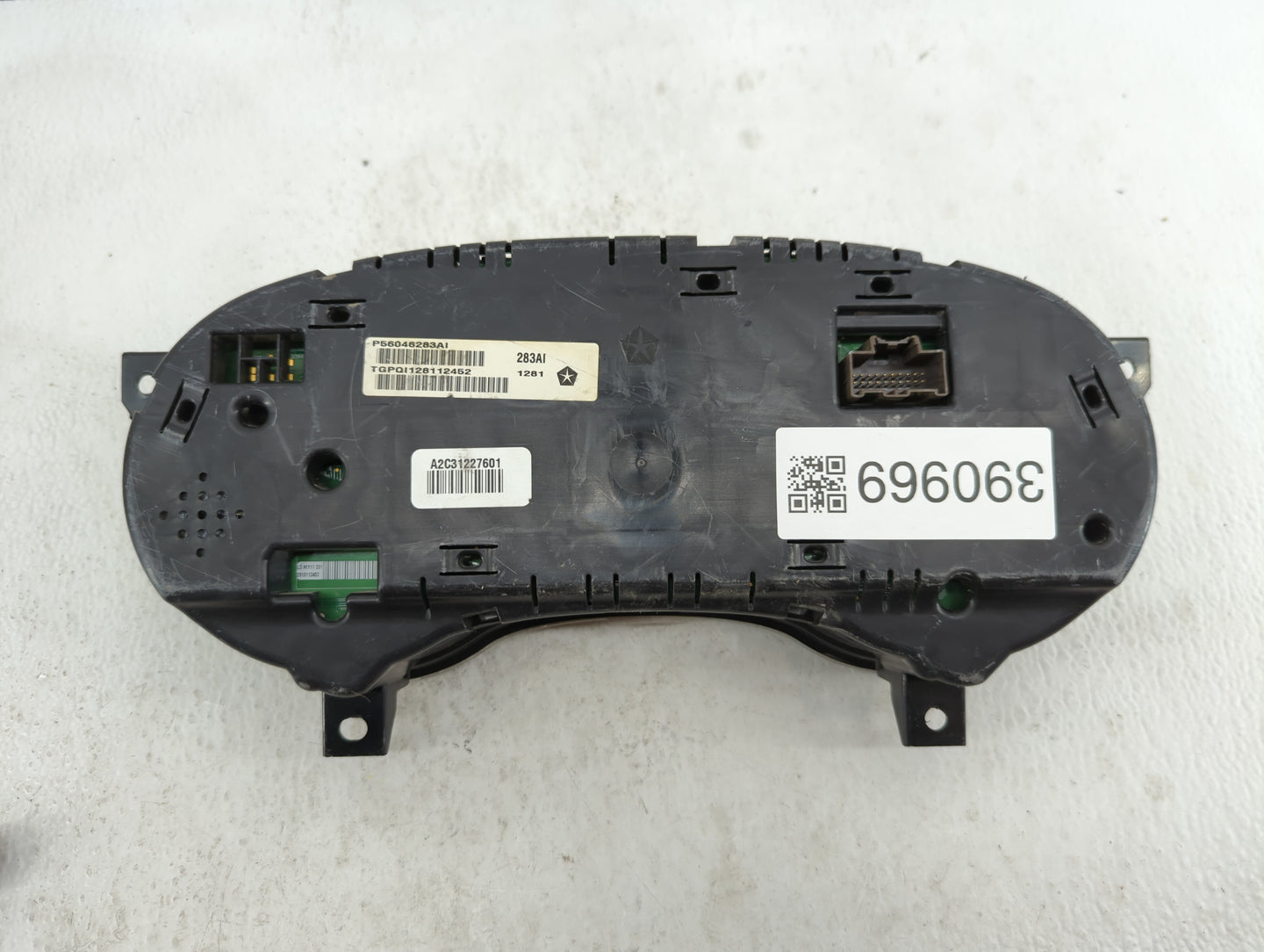 2011-2012 Dodge Charger Instrument Cluster Speedometer Gauges P/N:P56046283AI P56046283AG Fits Fits 2011 2012 OEM Used Auto 