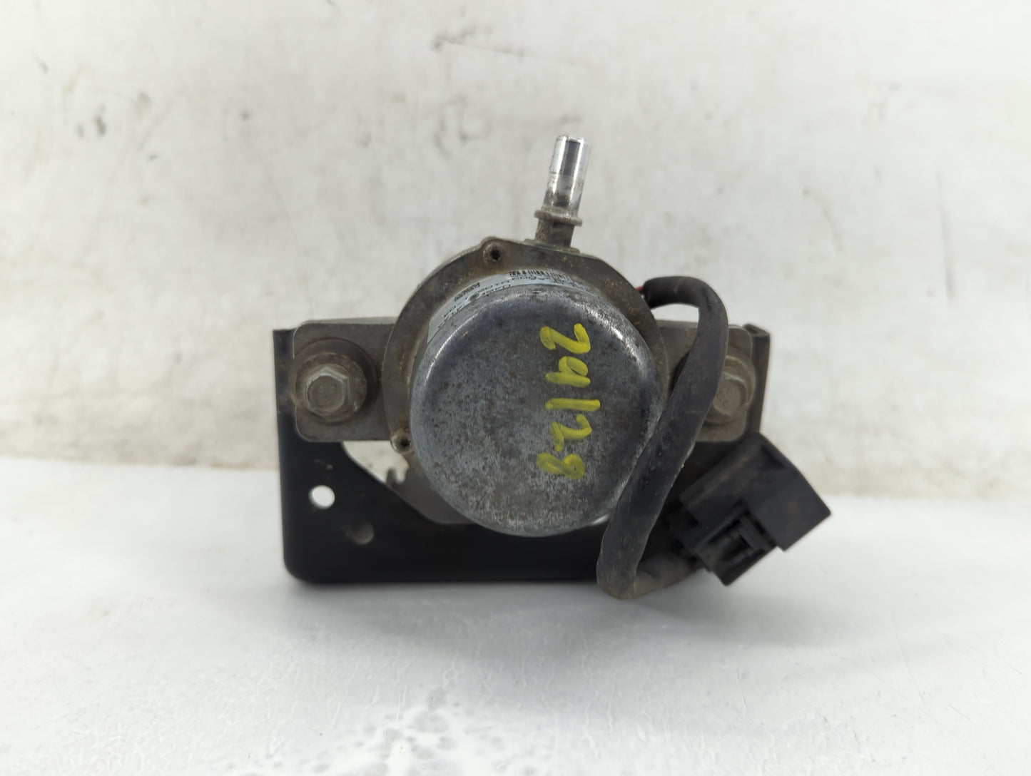 2011-2020 Dodge Grand Caravan Central Vaccum Lock Pump 04581541aa - Oemusedautoparts1.com