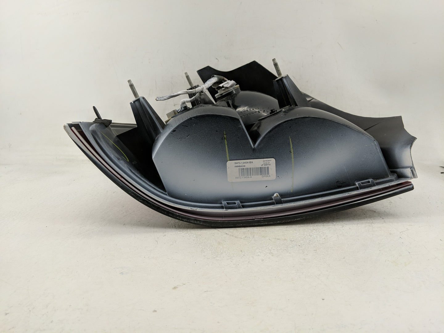 1999-2011 Ford Crown Victoria Tail Light Assembly Passenger Right OEM P/N:8W7Z-13404-A 9W73-13404-BA Fits OEM Used Auto Part