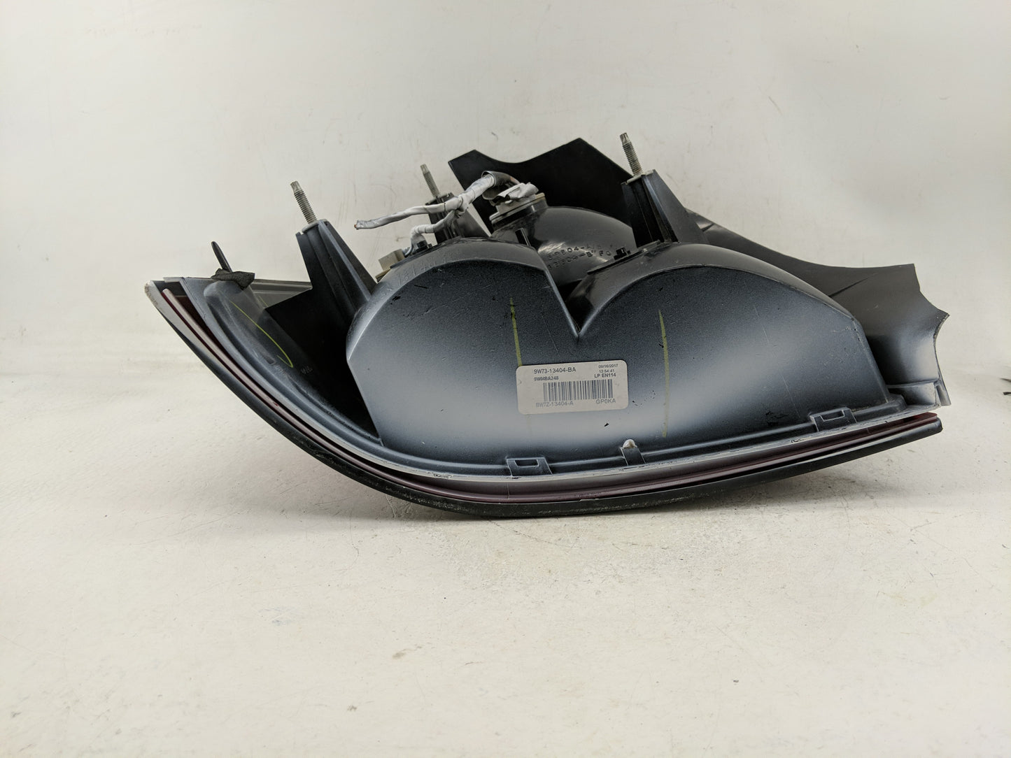 1999-2011 Ford Crown Victoria Tail Light Assembly Passenger Right OEM P/N:8W7Z-13404-A 9W73-13404-BA Fits OEM Used Auto Part