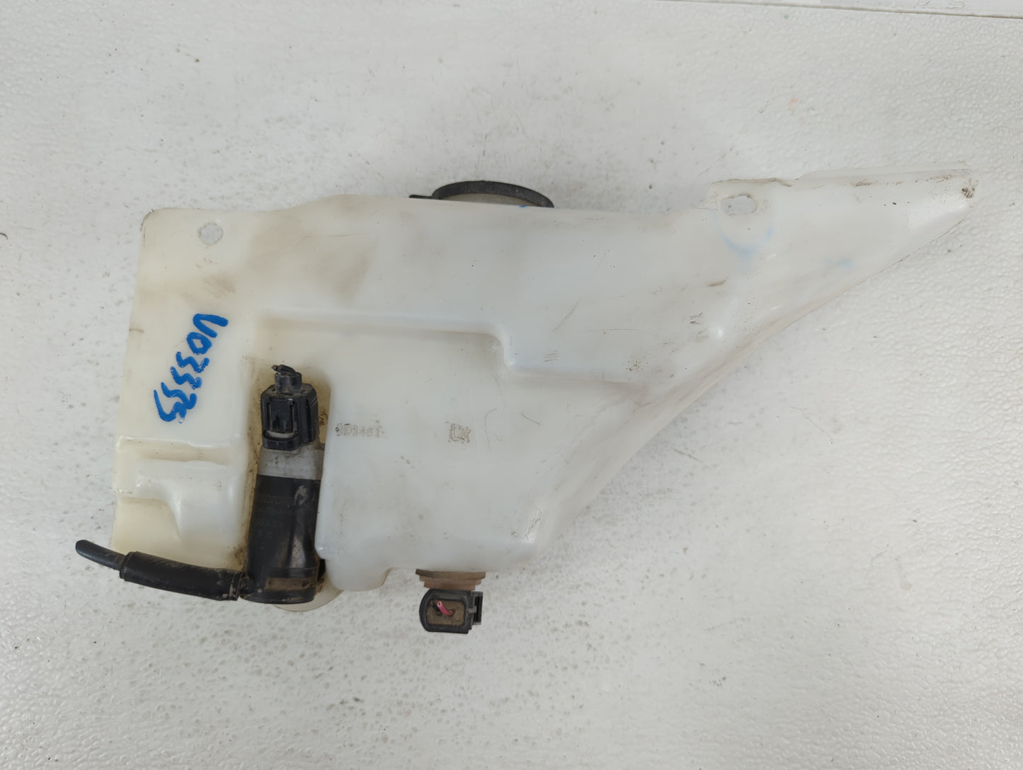 2000 Ford Crown Victoria Windshield Washer Fluid Reservoir Bottle Oem - Oemusedautoparts1.com