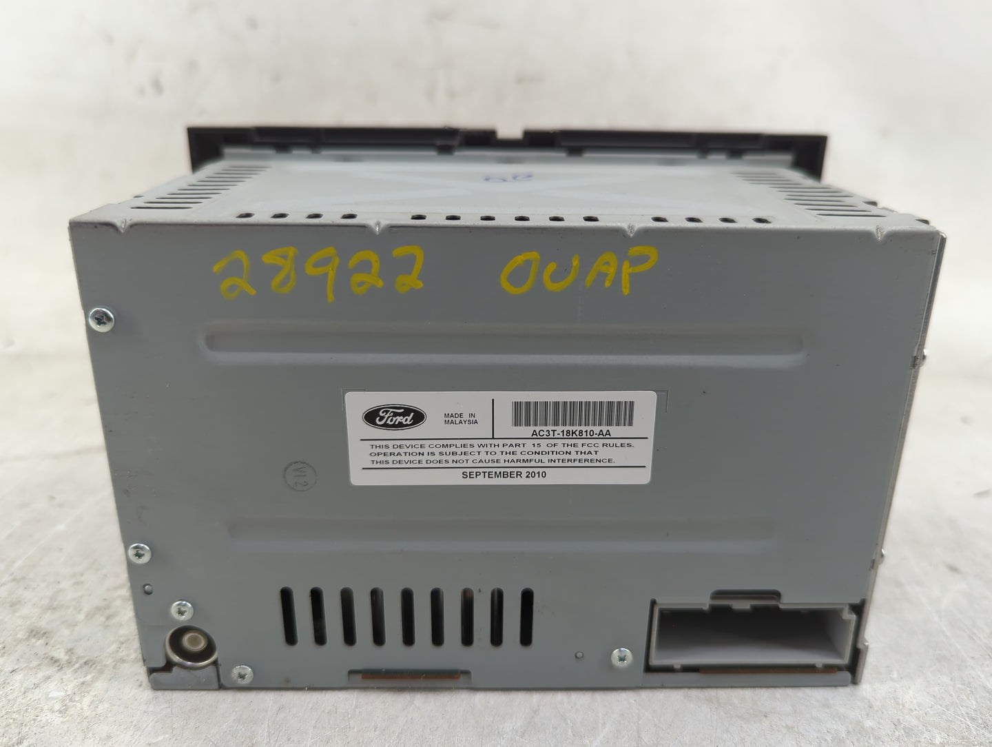 2010-2011 Ford E-350 Super Duty Radio AM FM Cd Player Receiver Replacement Fits Fits 2010 2011 OEM Used Auto Parts - Oemused