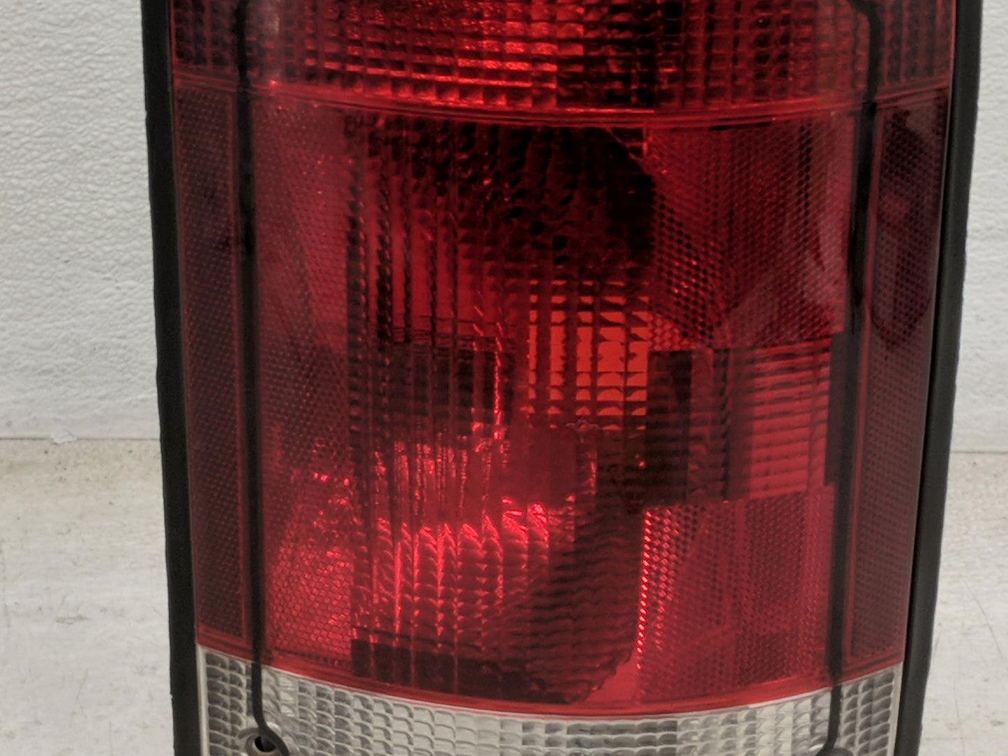 2005-2014 Ford E-350 Super Duty Tail Light Assembly Passenger Right OEM Fits OEM Used Auto Parts - Oemusedautoparts1.com