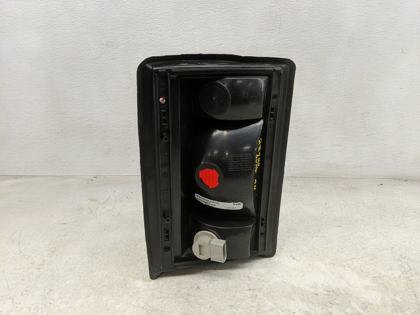 2005-2014 Ford E-350 Super Duty Tail Light Assembly Passenger Right OEM Fits OEM Used Auto Parts - Oemusedautoparts1.com