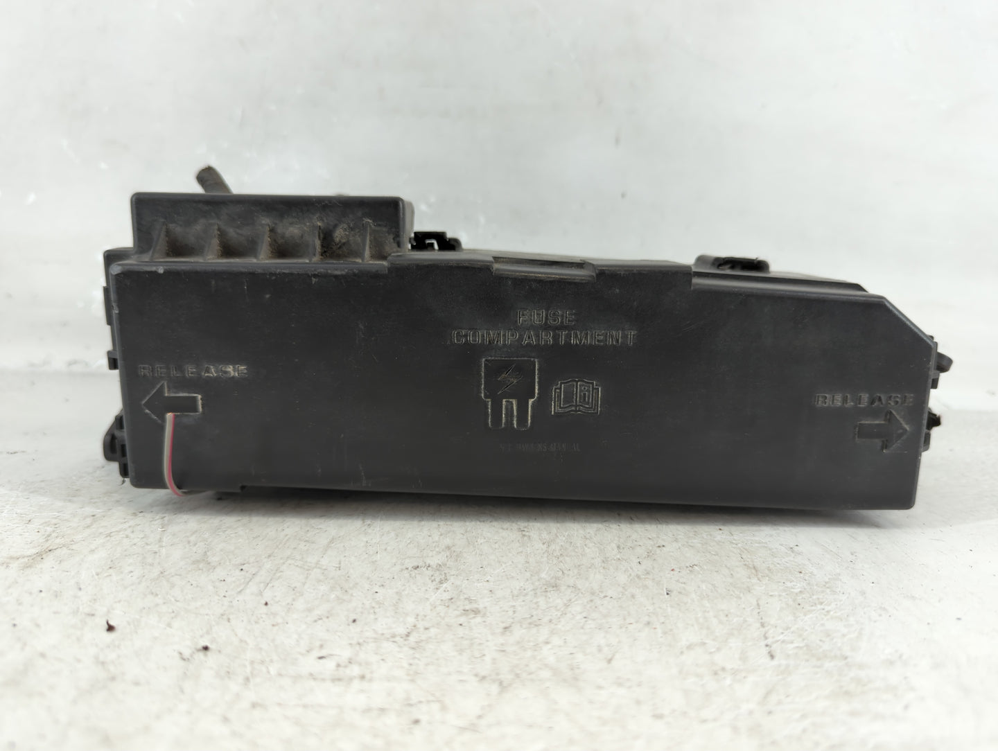 2011-2012 Ford Escape Fusebox Fuse Box Panel Relay Module P/N:8L8T-14A003-AE Fits Fits 2011 2012 OEM Used Auto Parts - Oemus