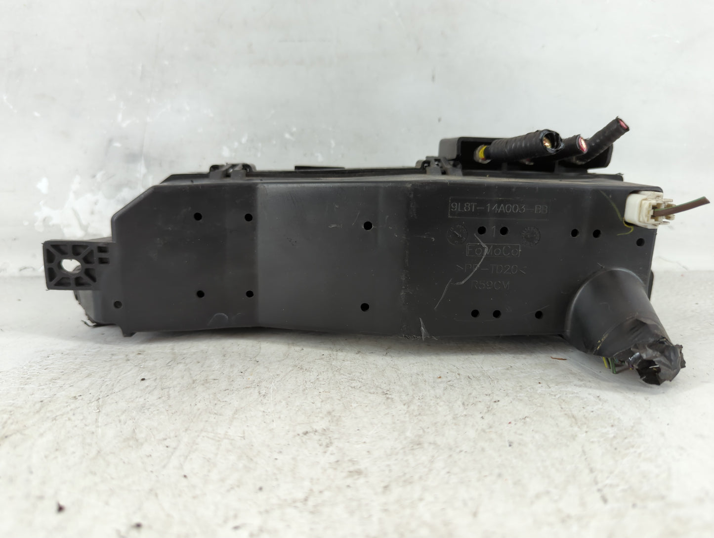2011-2012 Ford Escape Fusebox Fuse Box Panel Relay Module P/N:8L8T-14A003-AE Fits Fits 2011 2012 OEM Used Auto Parts - Oemus