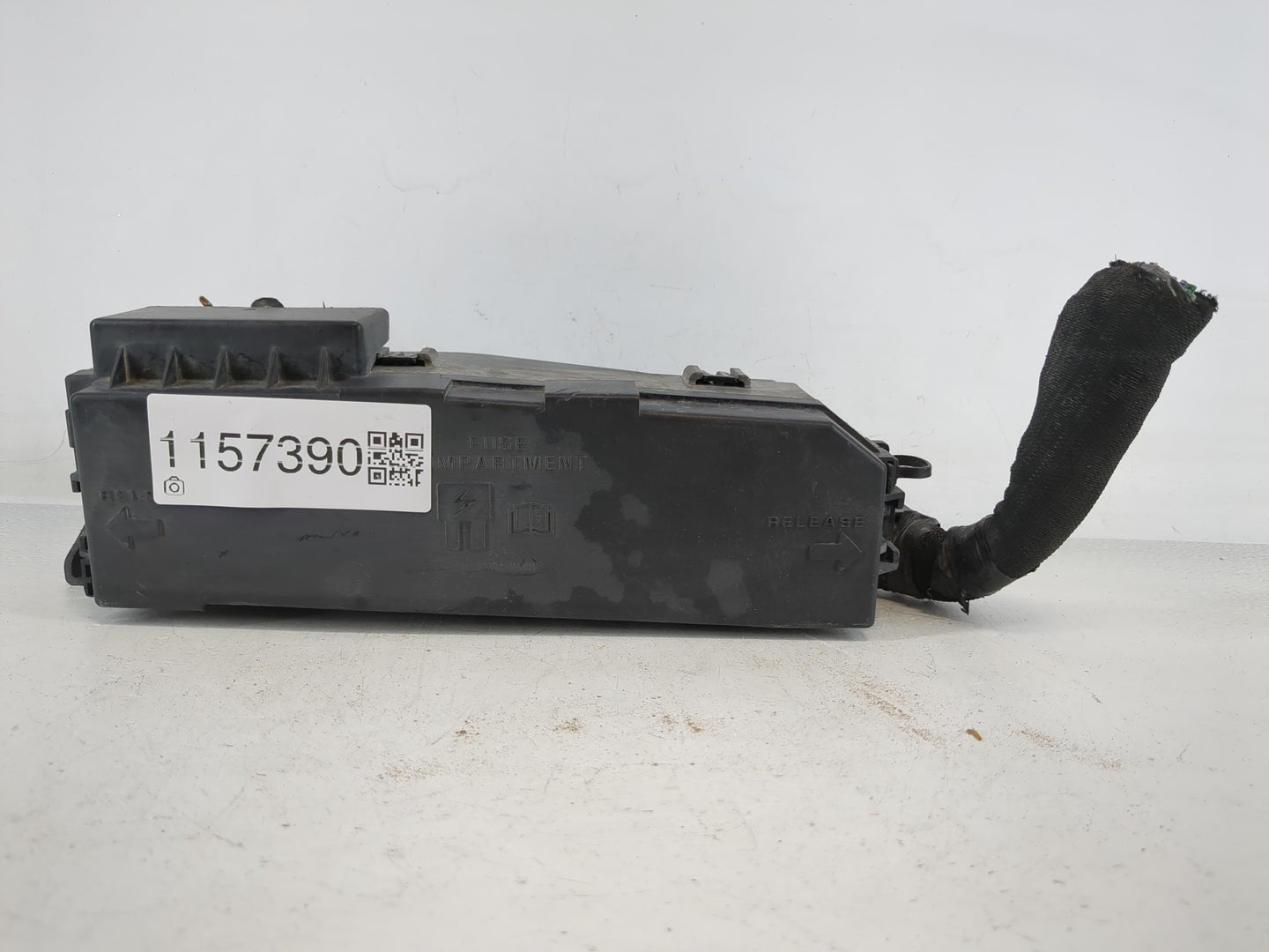 2011-2012 Ford Escape Fusebox Fuse Box Panel Relay Module P/N:8L8T-14A003-AE Fits Fits 2011 2012 OEM Used Auto Parts - Oemus