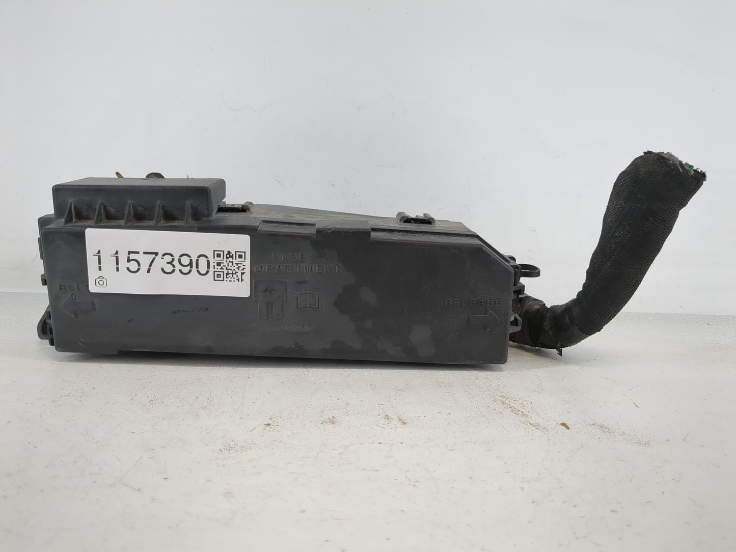 2011-2012 Ford Escape Fusebox Fuse Box Panel Relay Module P/N:8L8T-14A003-AE Fits Fits 2011 2012 OEM Used Auto Parts - Oemus