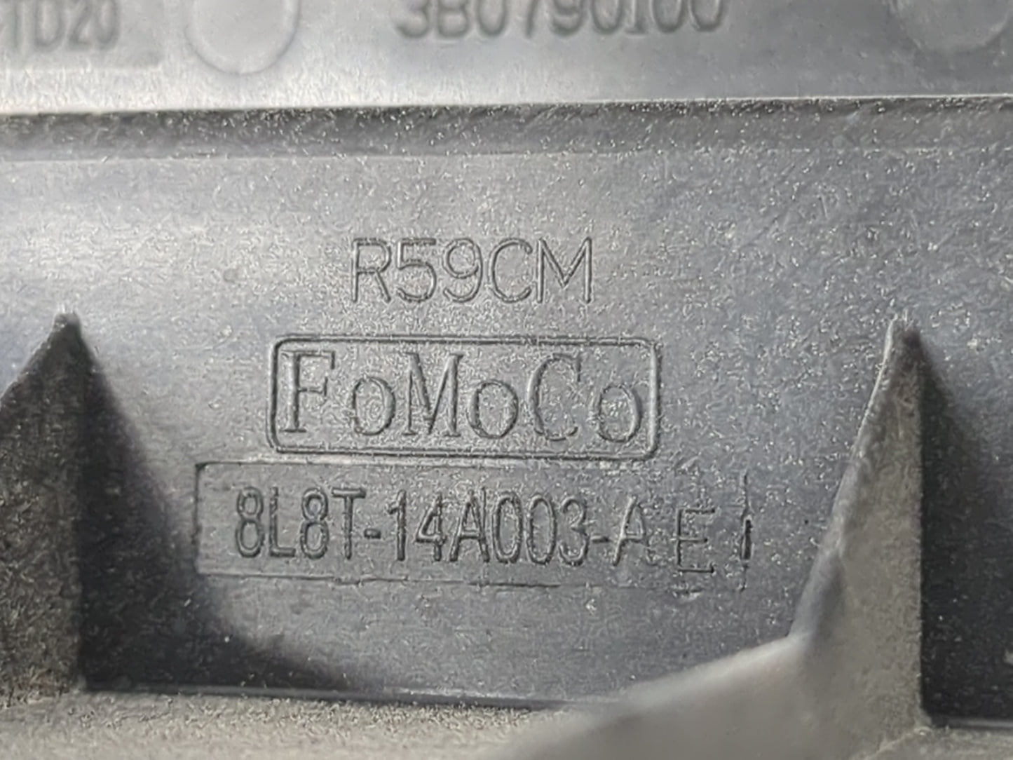 2011-2012 Ford Escape Fusebox Fuse Box Panel Relay Module P/N:8L8T-14A003-AE Fits Fits 2011 2012 OEM Used Auto Parts - Oemus