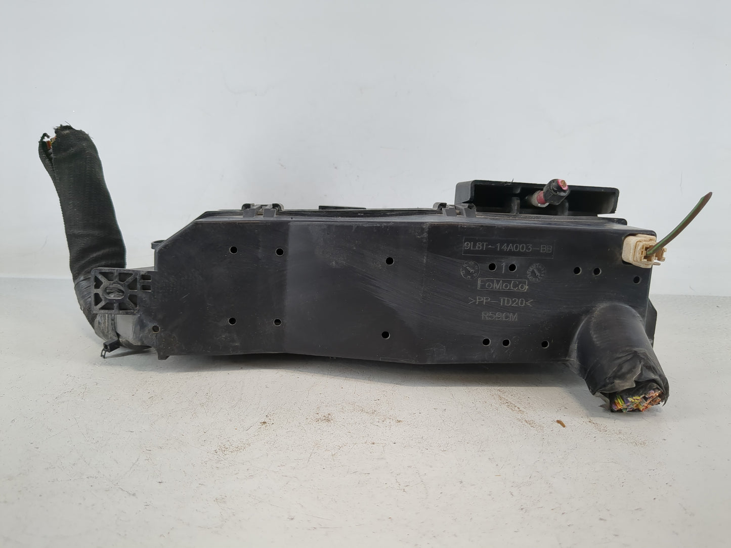 2011-2012 Ford Escape Fusebox Fuse Box Panel Relay Module P/N:8L8T-14A003-AE Fits Fits 2011 2012 OEM Used Auto Parts - Oemus