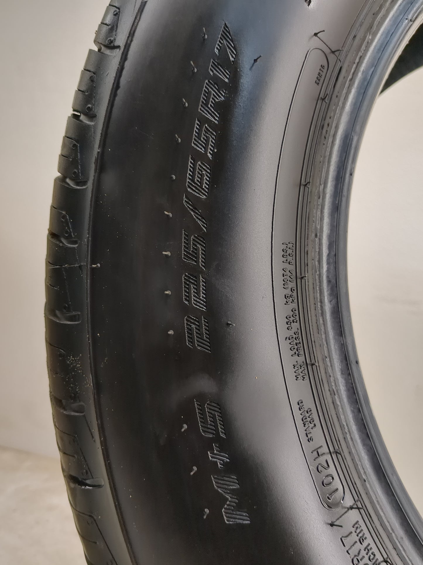 Used Tire 225/65R17 ARIZONIAN SILVER EDITION ALL SEASON 102T - 10/32 - Oemusedautoparts1.com