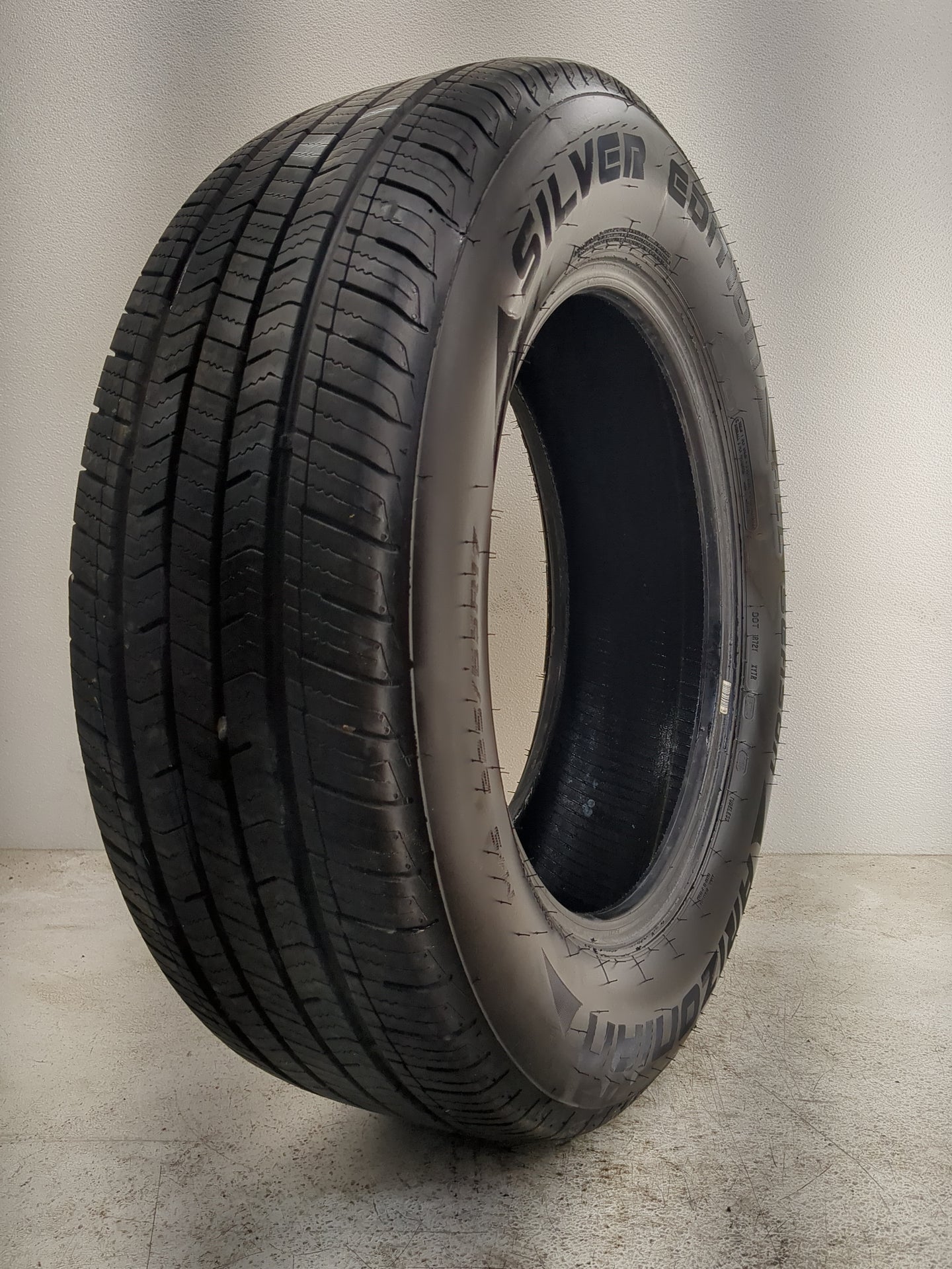 Used Tire 225/65R17 ARIZONIAN SILVER EDITION ALL SEASON 102T - 10/32 - Oemusedautoparts1.com