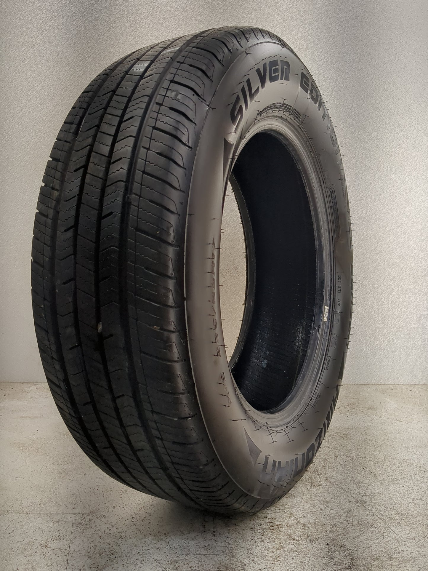 Used Tire 225/65R17 ARIZONIAN SILVER EDITION ALL SEASON 102T - 10/32 - Oemusedautoparts1.com