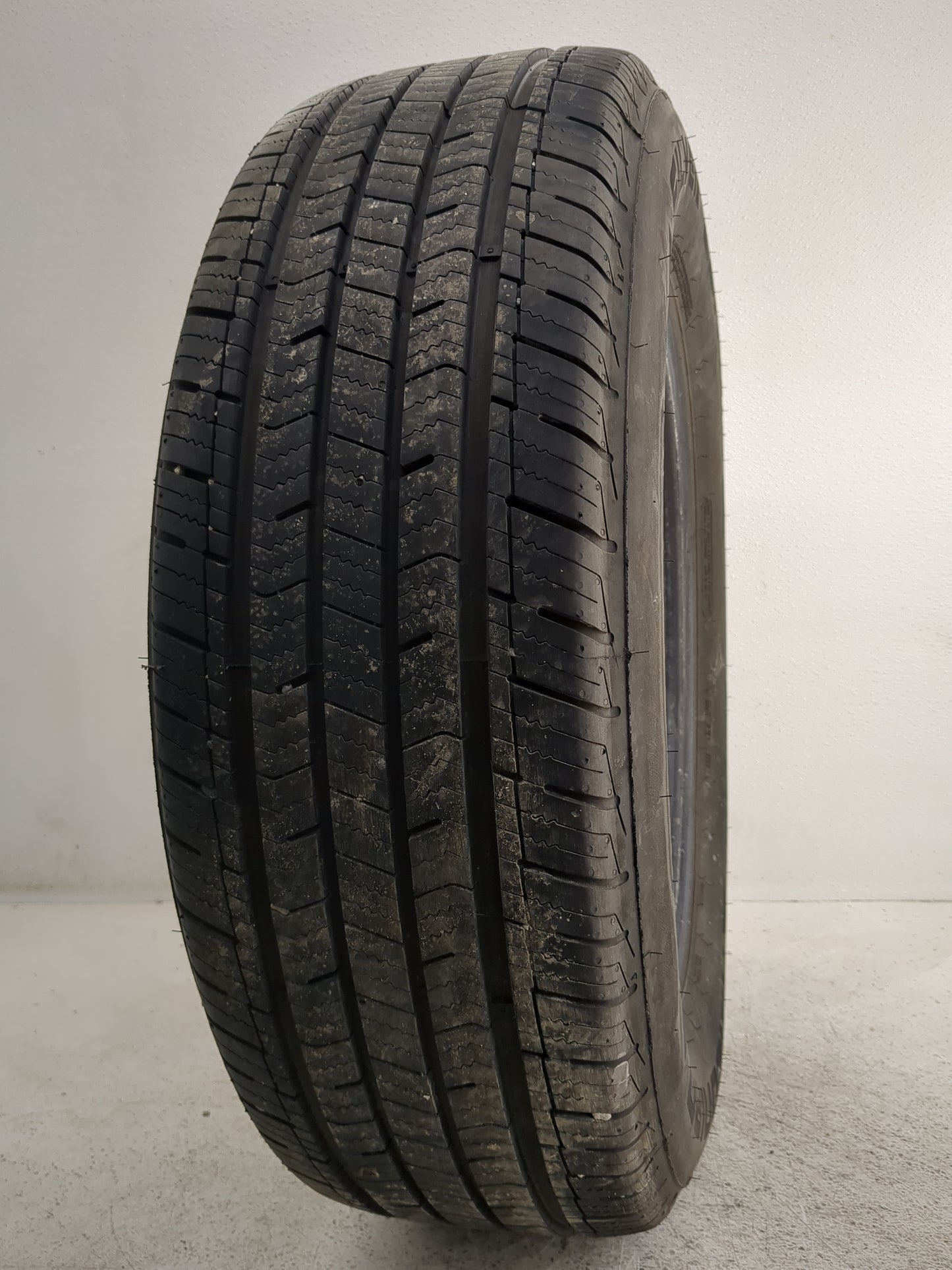 Used Tire 225/65R17 ARIZONIAN SILVER EDITION ALL SEASON 102H - 10/32 - Oemusedautoparts1.com