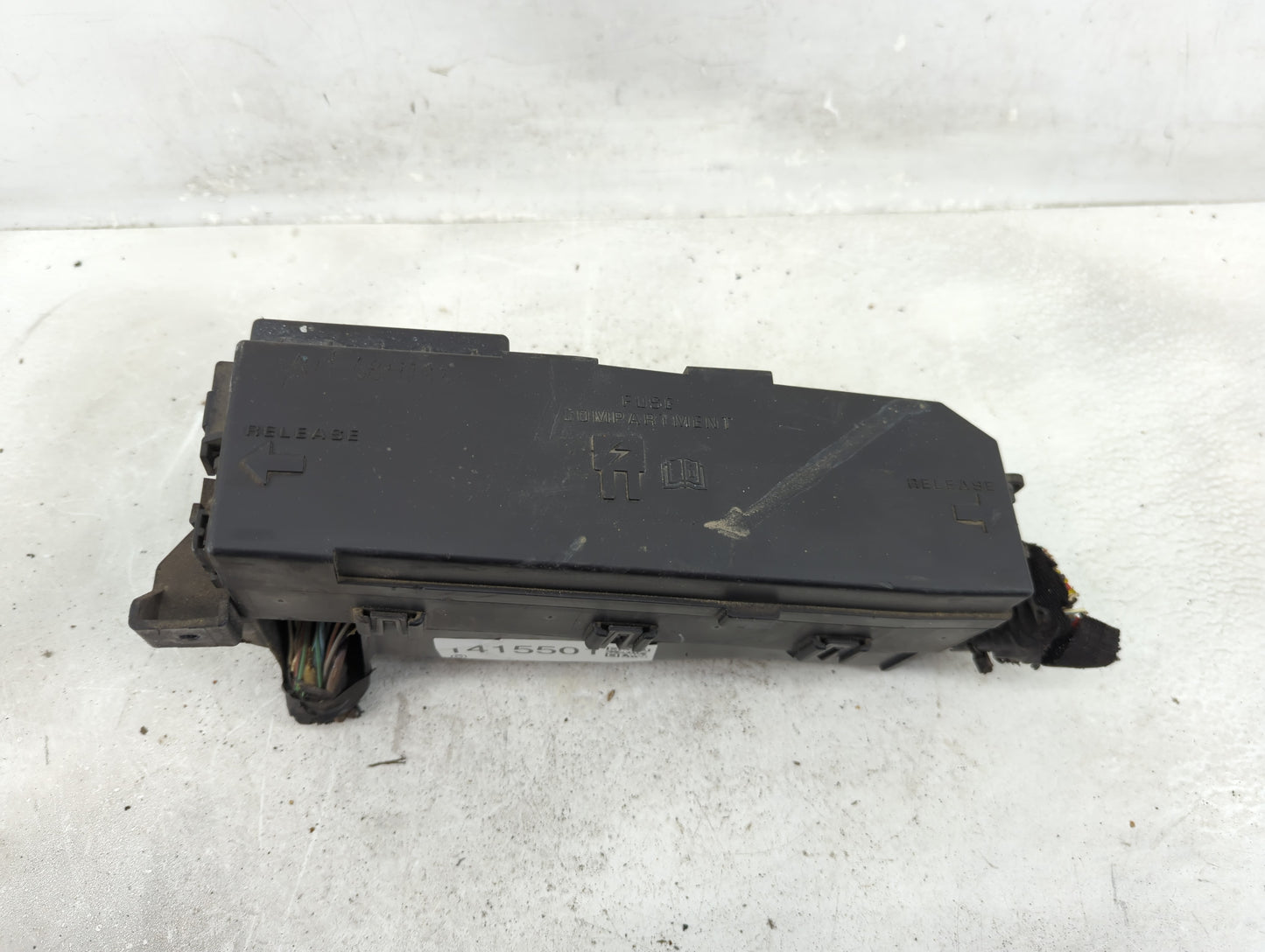 2011-2012 Ford Escape Fusebox Fuse Box Panel Relay Module P/N:8L8T-14A003-AE Fits Fits 2011 2012 OEM Used Auto Parts - Oemus