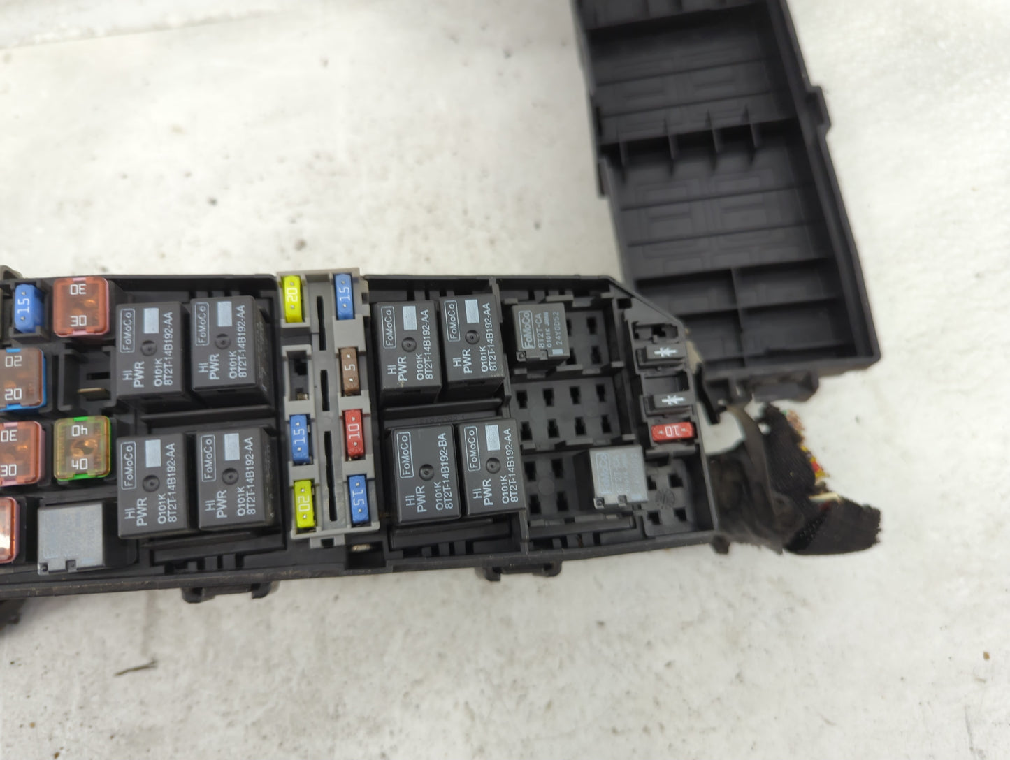 2011-2012 Ford Escape Fusebox Fuse Box Panel Relay Module P/N:8L8T-14A003-AE Fits Fits 2011 2012 OEM Used Auto Parts - Oemus
