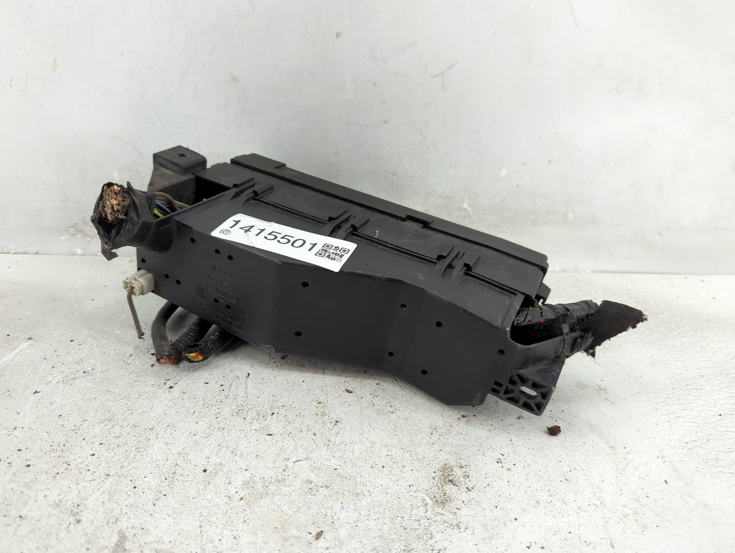 2011-2012 Ford Escape Fusebox Fuse Box Panel Relay Module P/N:8L8T-14A003-AE Fits Fits 2011 2012 OEM Used Auto Parts - Oemus