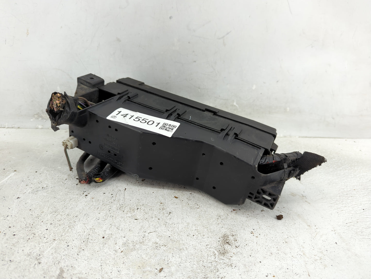 2011-2012 Ford Escape Fusebox Fuse Box Panel Relay Module P/N:8L8T-14A003-AE Fits Fits 2011 2012 OEM Used Auto Parts - Oemus