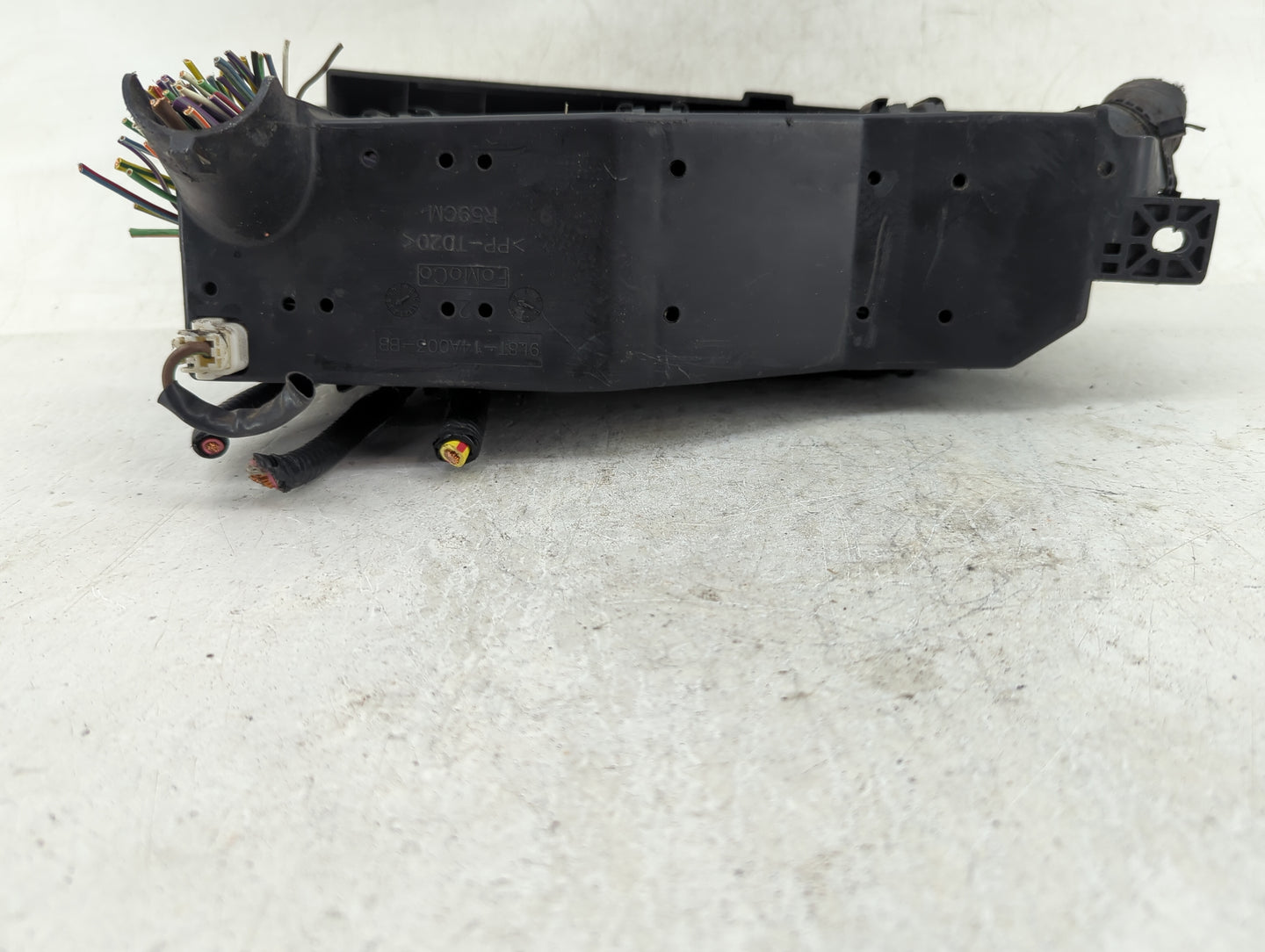 2011-2012 Ford Escape Fusebox Fuse Box Panel Relay Module P/N:9L8T-14A003-BB Fits Fits 2011 2012 OEM Used Auto Parts - Oemus