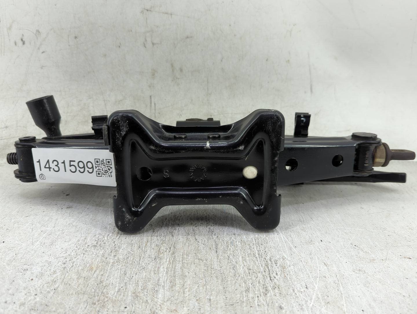 2011 Ford Escape Spare Scissor Car Jack 1431599 - Oemusedautoparts1.com