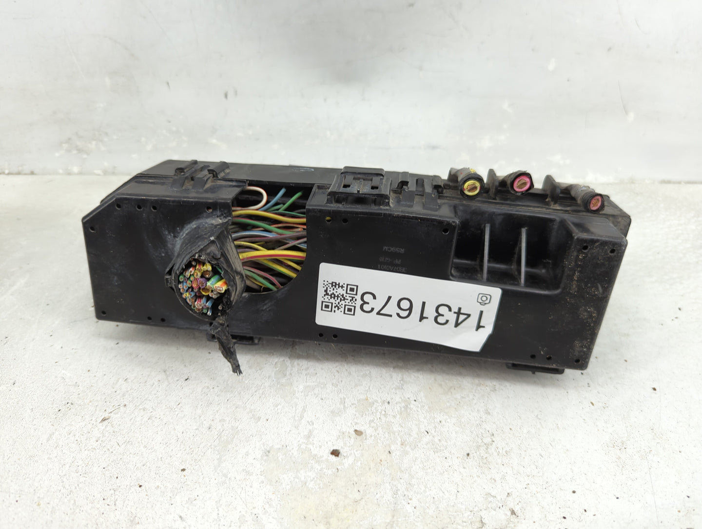2011-2012 Ford Escape Fusebox Fuse Box Panel Relay Module Fits Fits 2011 2012 OEM Used Auto Parts - Oemusedautoparts1.com