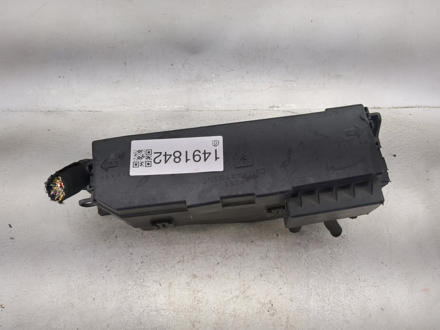 2011-2012 Ford Escape Fusebox Fuse Box Panel Relay Module P/N:9L8T-14A003-BB 8T2T-14B192-AA, 8T2T-CA Fits Fits 2011 2012 OEM